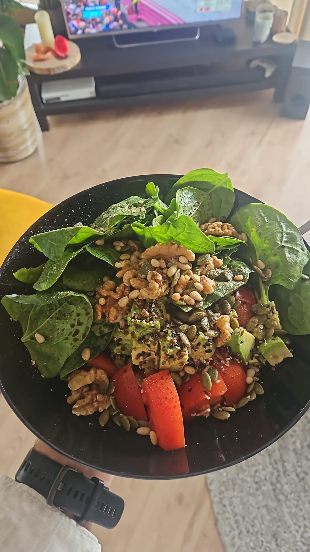 Maaltijdsalade met groenten, pitten en noten