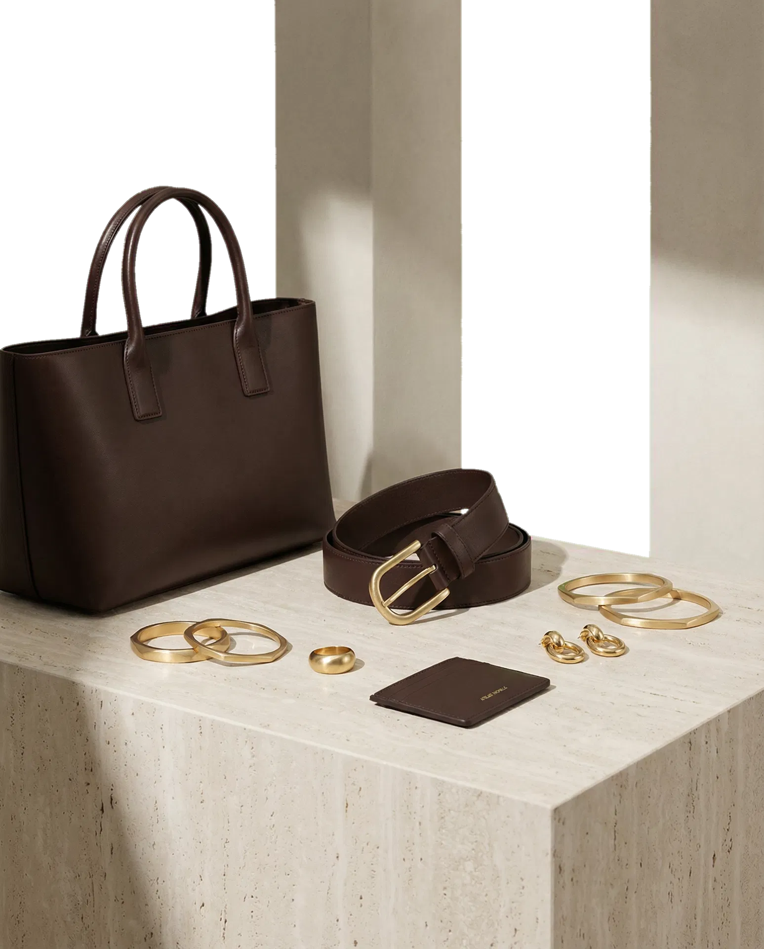 Atelier-Novelle-Accessoires auf hellem Steinpodest