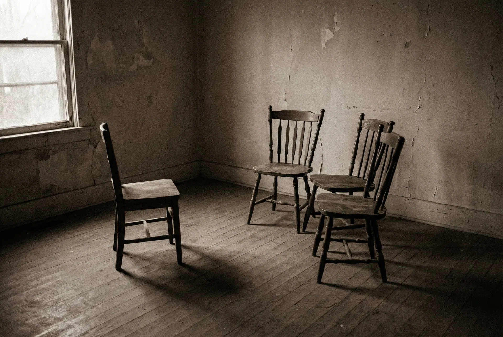 Tre sedie in una stanza vuota — metafora della triangolazione nei legami abusivi