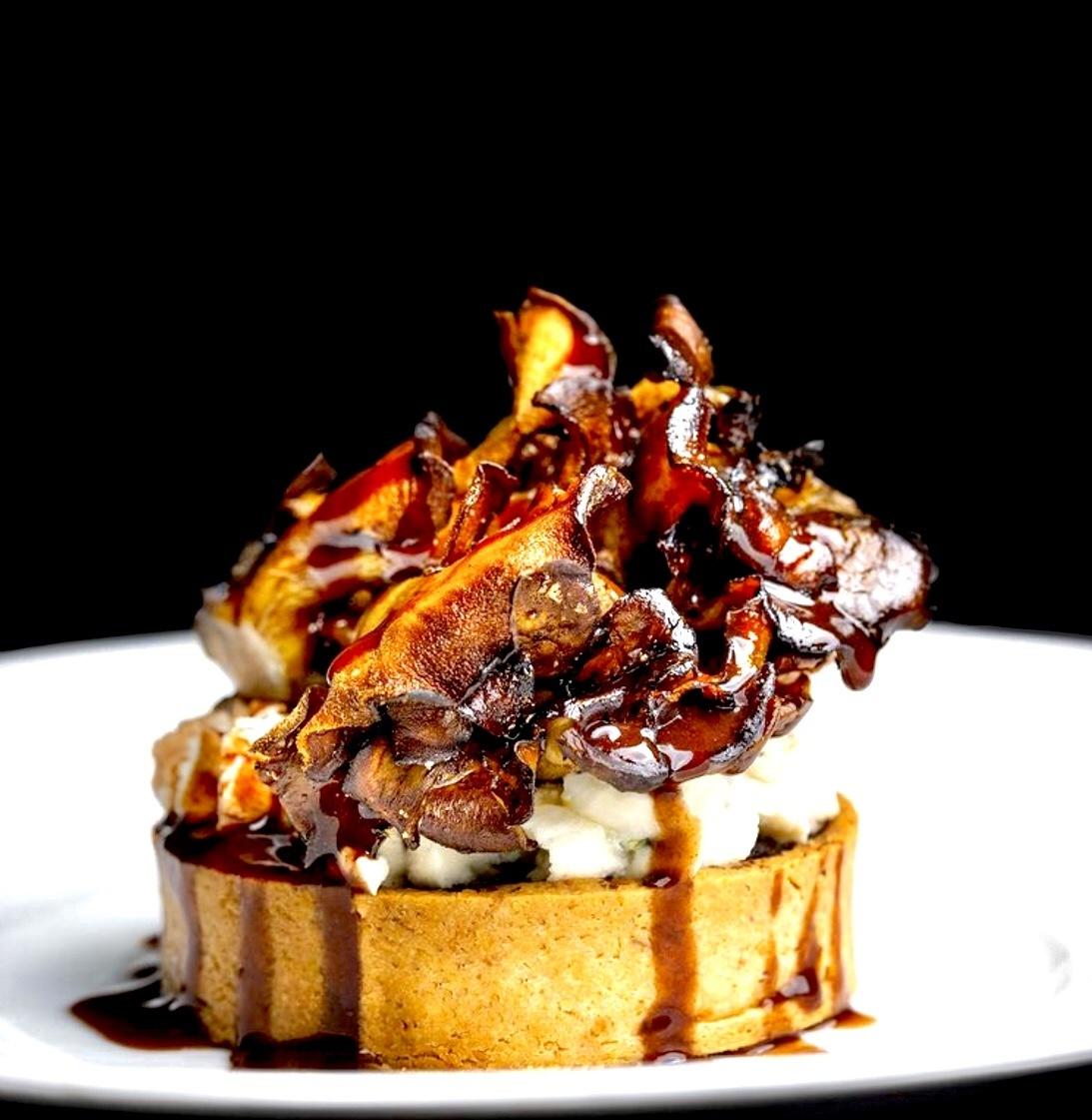 Austernpilz-Tarte auf Pastinakencreme