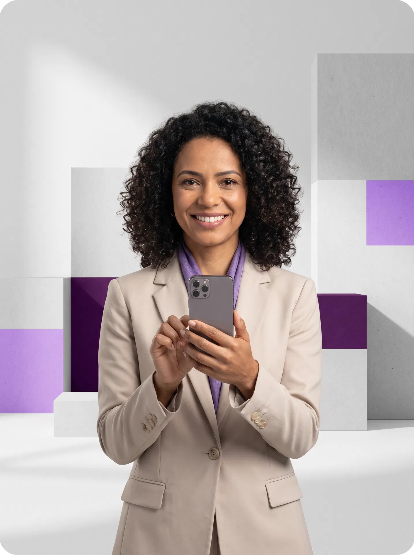 Corretora utilizando o celular para cadastro