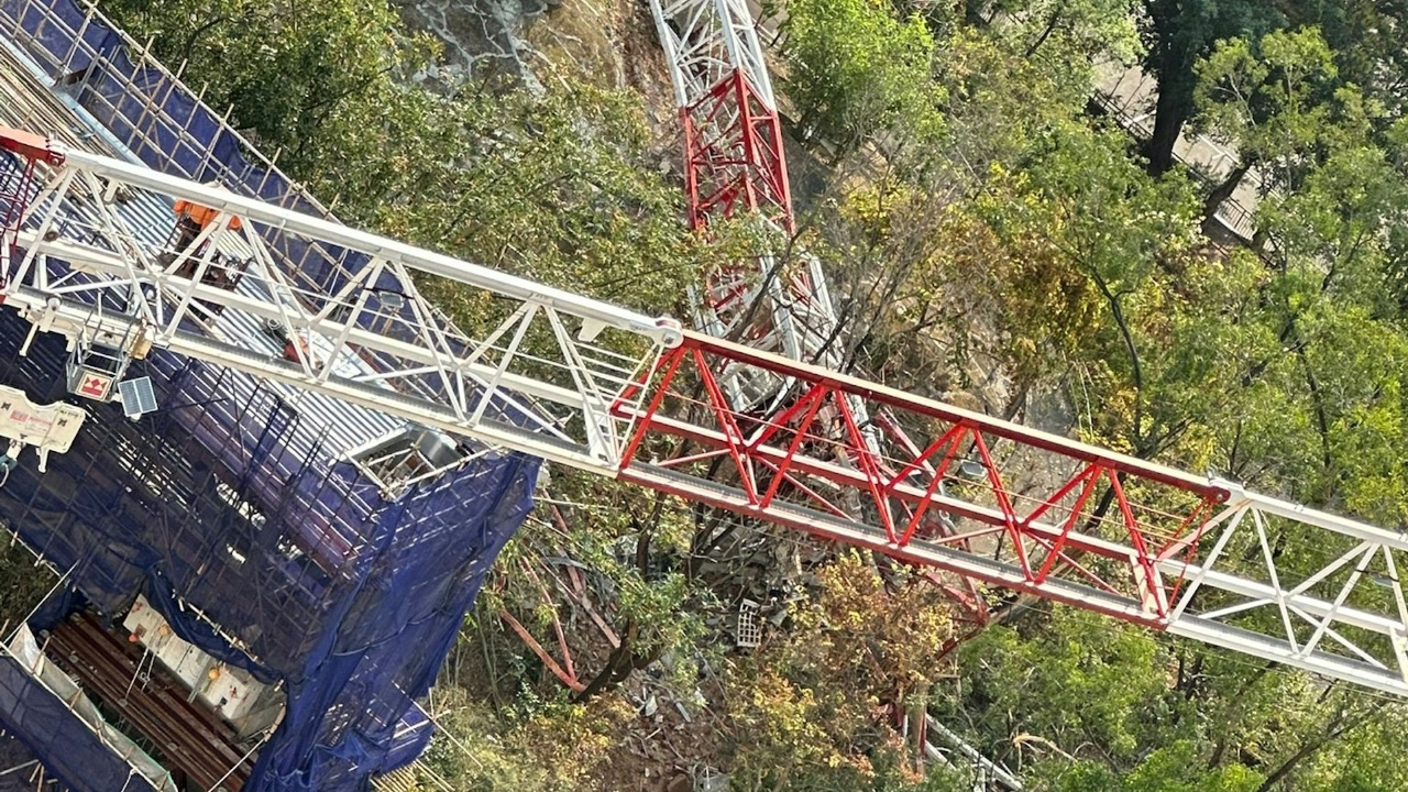 葵涌地盤冧天秤插落山坡 男操作員連人帶機墮地亡
