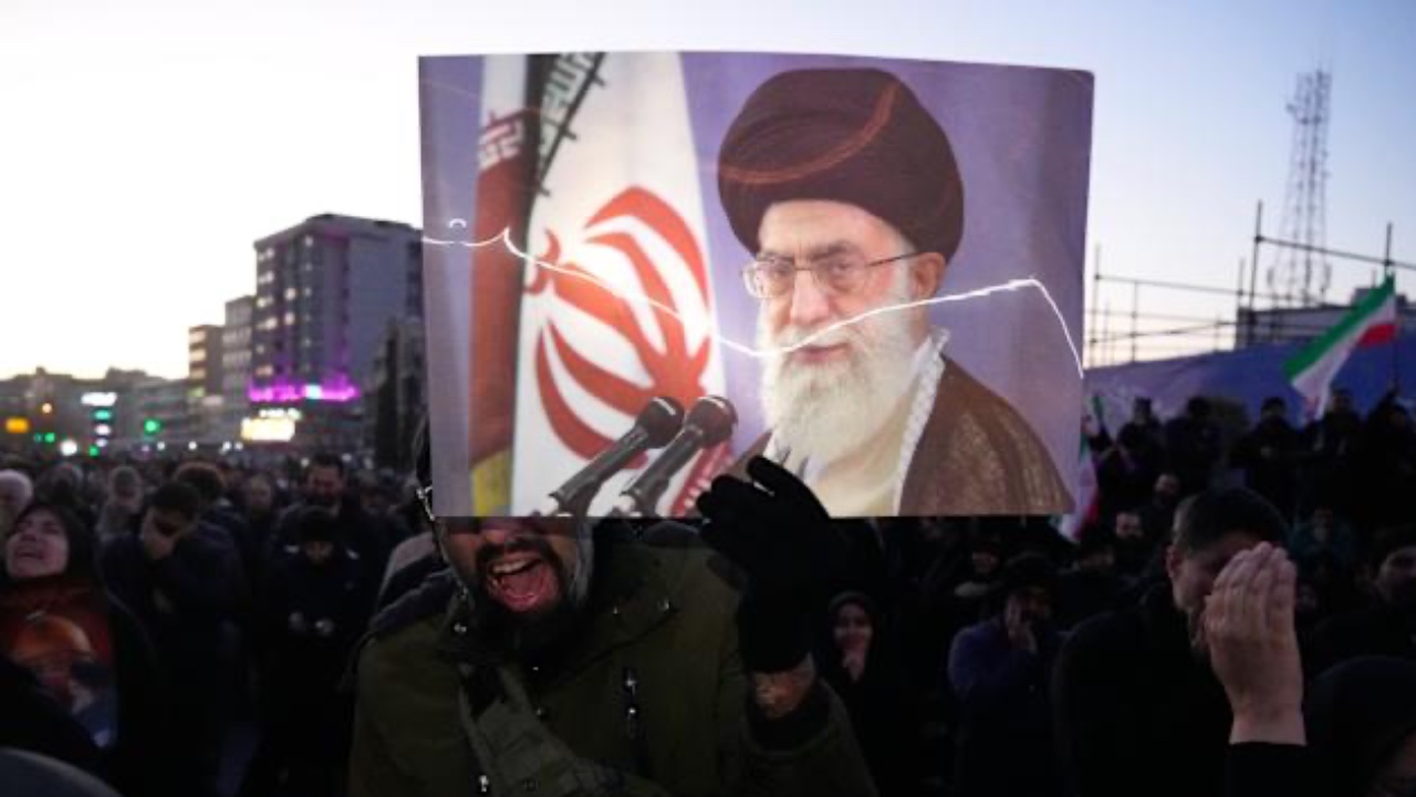 伊朗權力真空疑雲：新任最高領袖「空殼」論，中東地緣政治新變數？