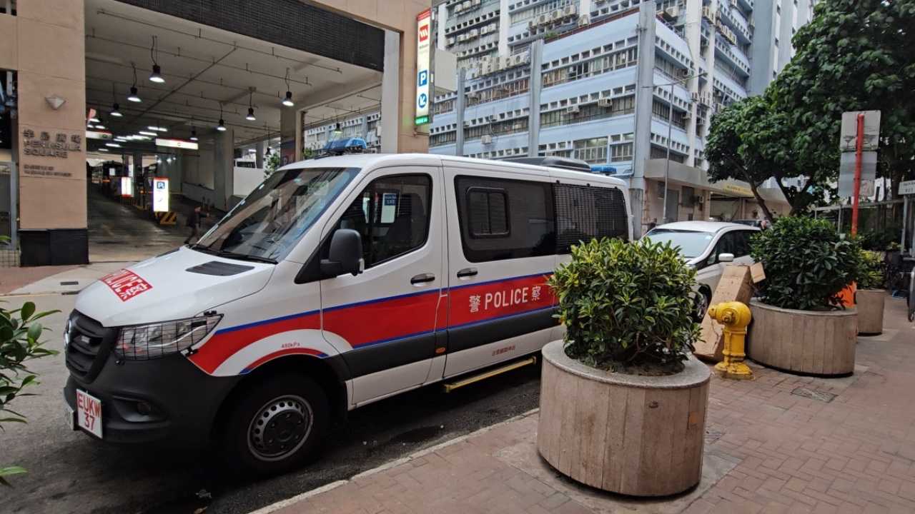 同一個下午，葵涌持刀男遭警開5槍，紅磡金行1億劫案雙重震撼香港社會！