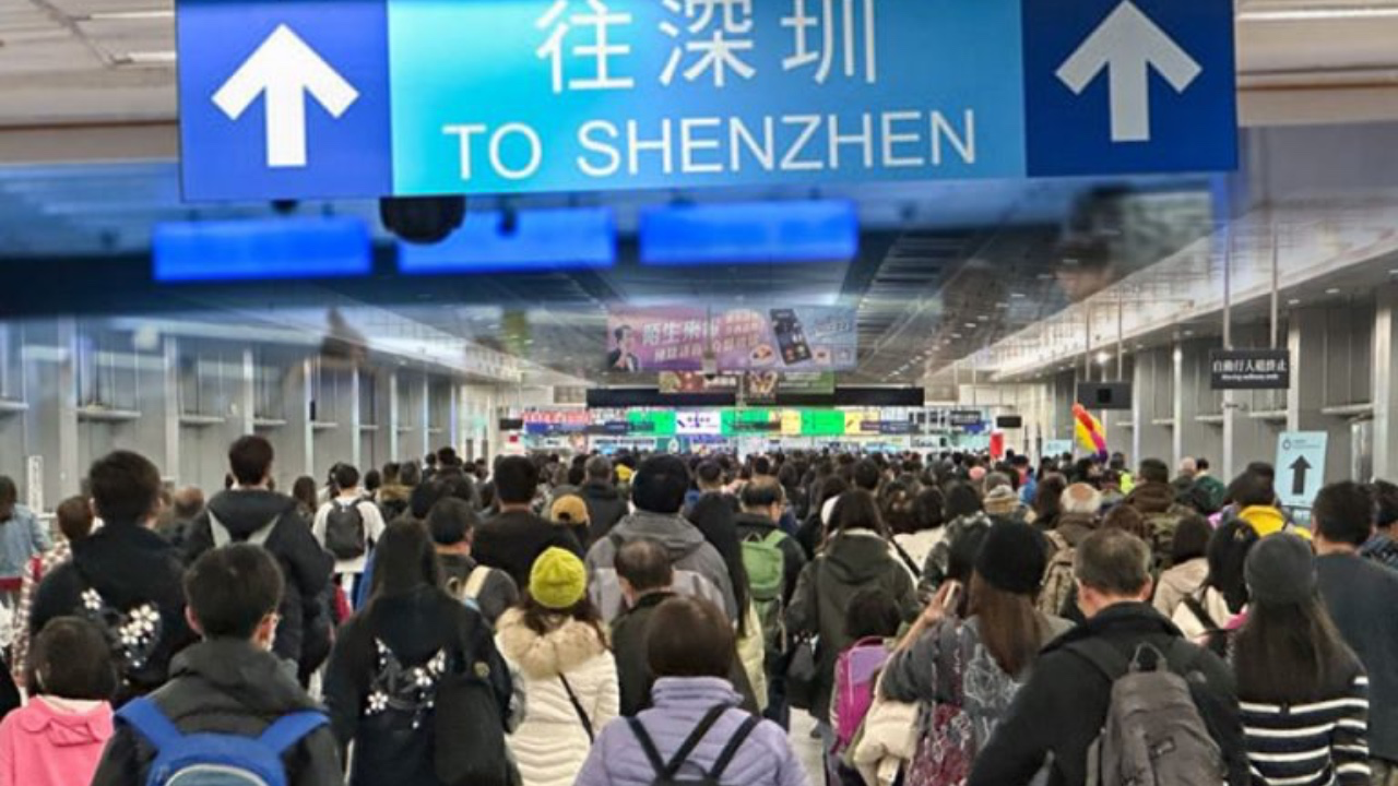 北上消費潮:平日關口再現驚人長龍,香港經濟面臨深層考驗