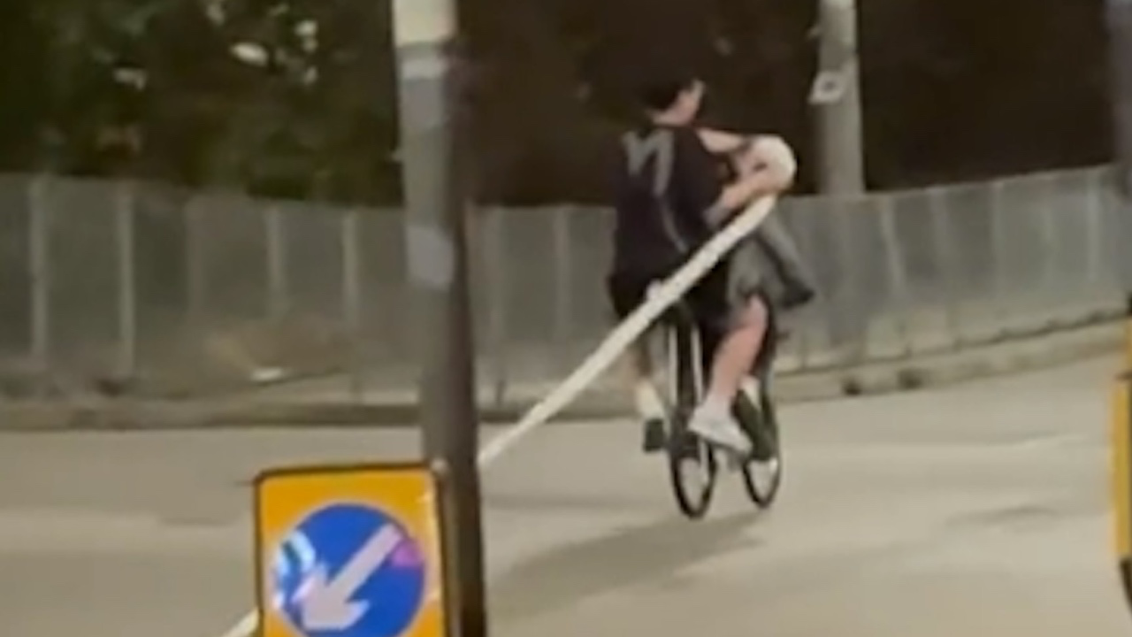 瘋傳！單車少年葵涌馬路「放紙」：是惡作劇還是無視法紀的挑釁？