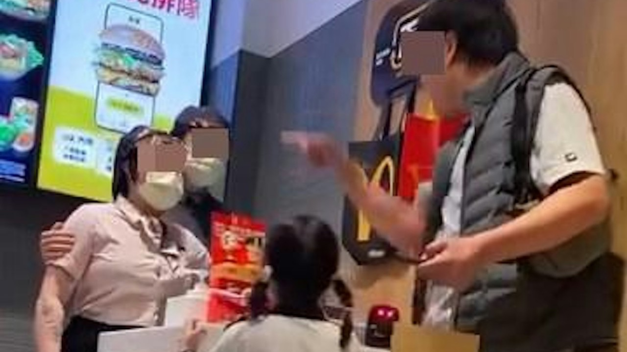 一隻麥炸雞引爆全場！阿叔大鬧麥當勞事件背後，係香港人最不願正視的社會鏡！