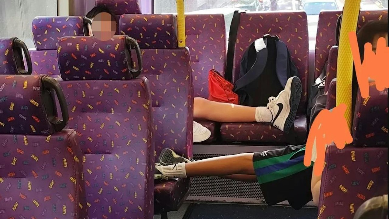 毫無家教！直擊香港學生巴士醜態：無視長者站立，雙腳橫跨座位！