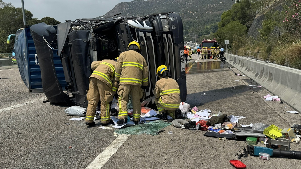 屯門公路大癱瘓!貨櫃車失控猛撼消防車,翻側橫跨三線,司機昏迷被困!