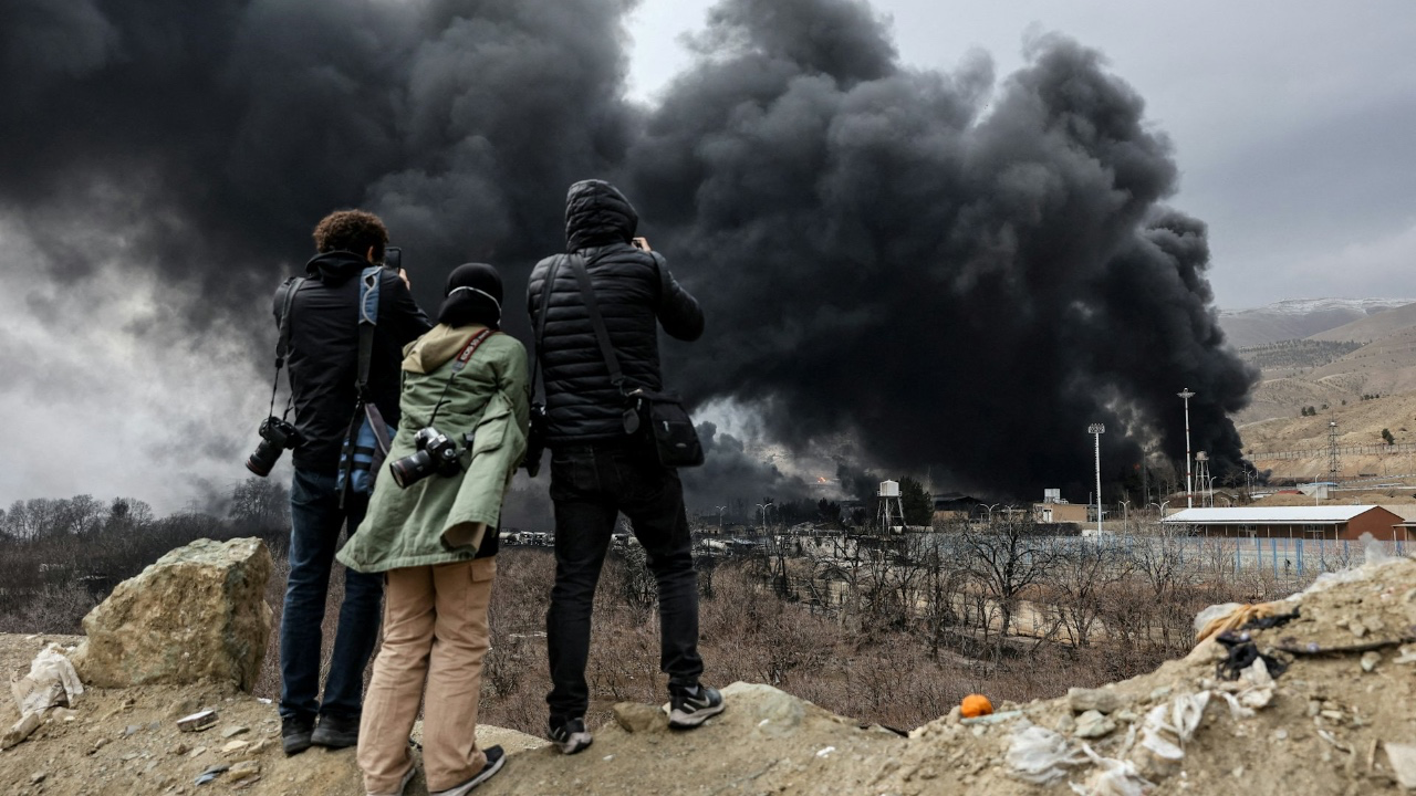 以色列空襲德黑蘭油庫引發毒雨危機：中東衝突下的環境與人道浩劫！