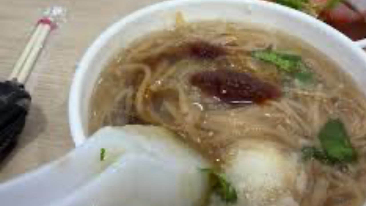 外賣麵線驚魂：當「香菇」變「小強」，食安危機如何衝擊消費者信心？