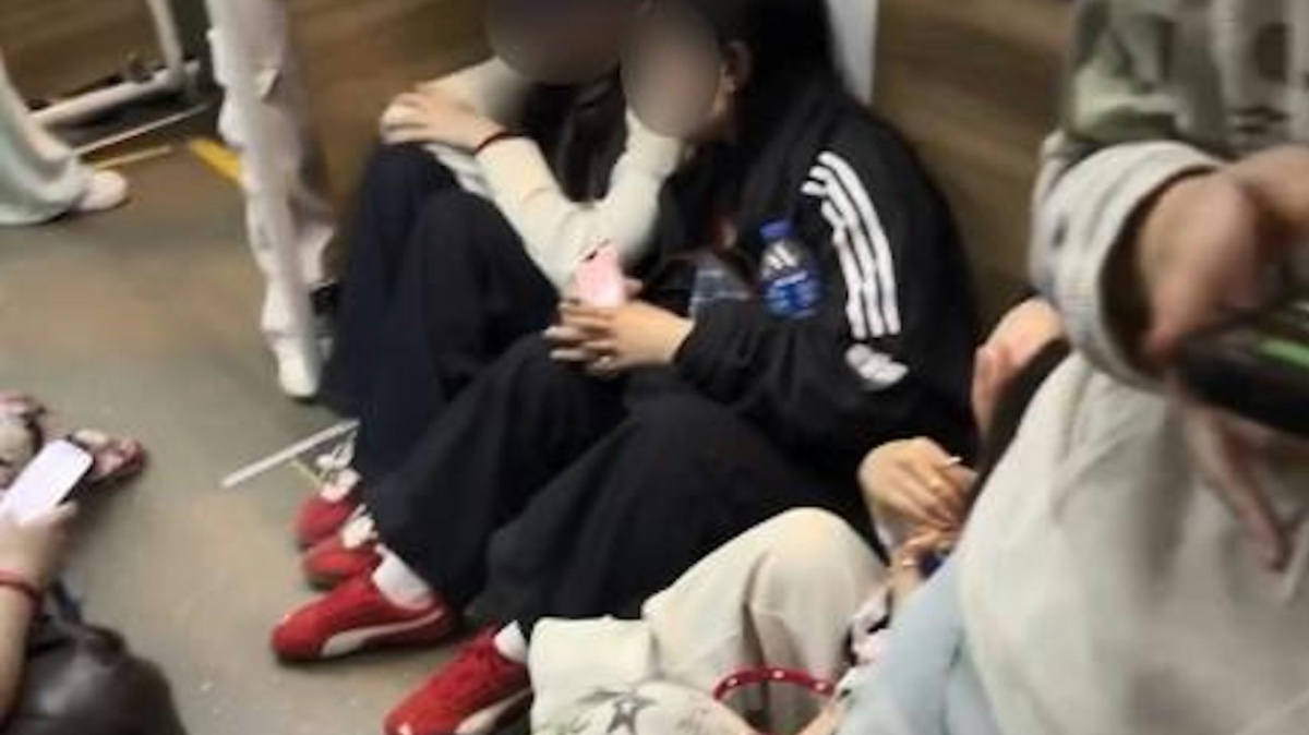 插隊、圍坐地板問題頻現，公共交通文明何去何從？