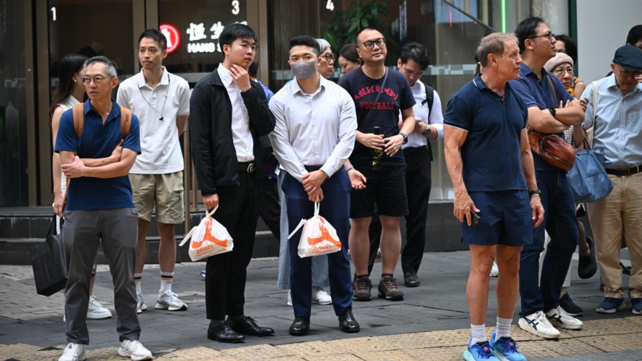 放工都打心理戰？放工撞到唔熟同事，你係咪即刻扮執袋？放工5分鐘「防禦性遲走」心理戰真相