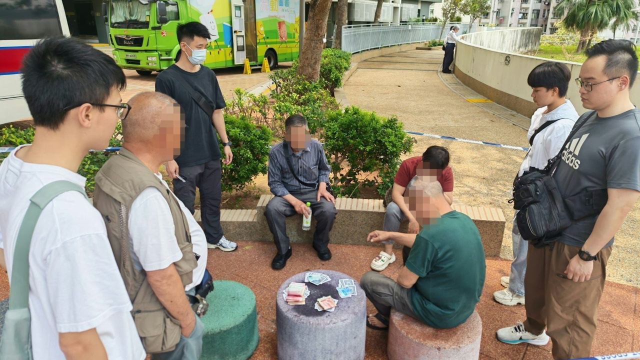 香港警隊雷霆掃蕩葵涌邨街頭賭檔:揭示長者沉淪賭海的社會警訊