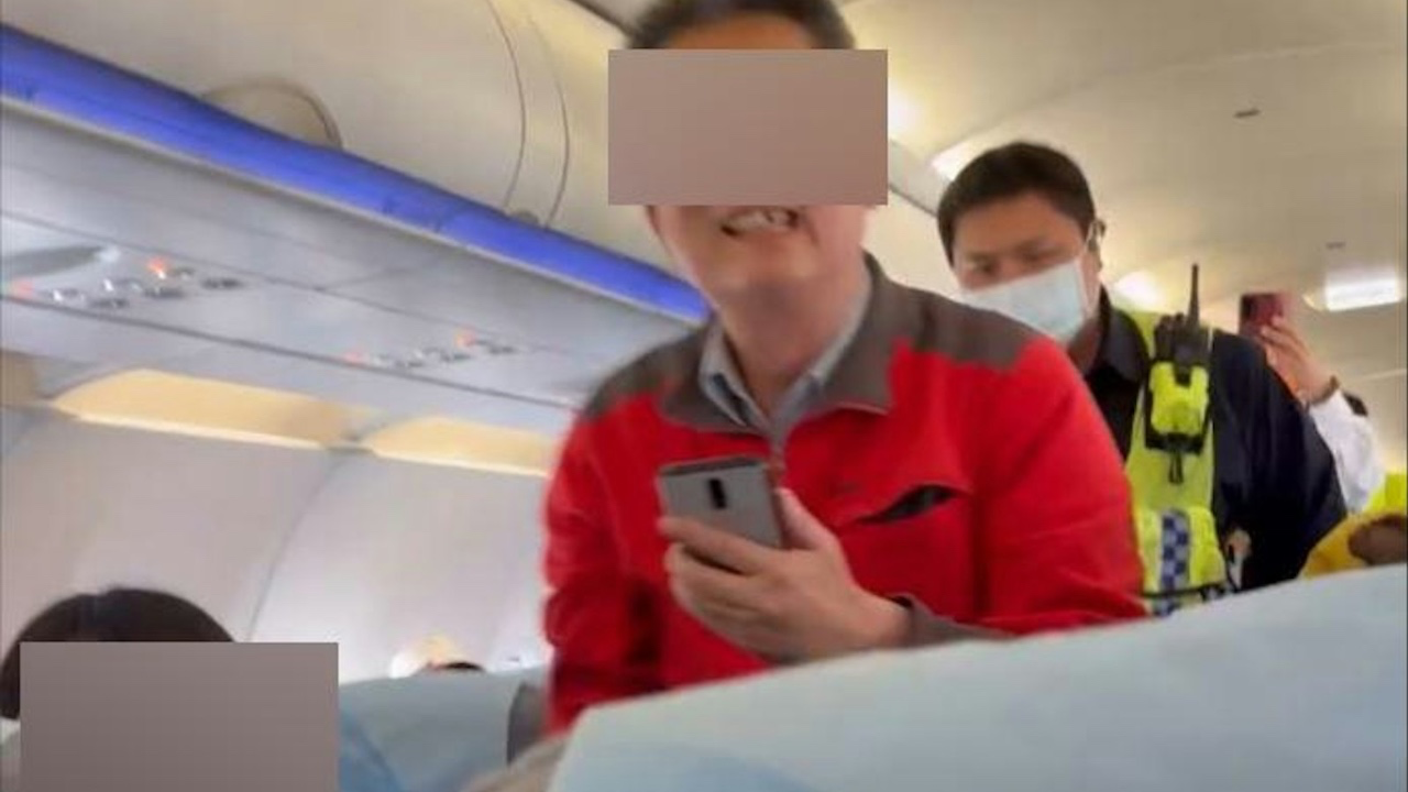 飛機擅自調位引發衝突：大叔辱罵空姐遭航警押下機