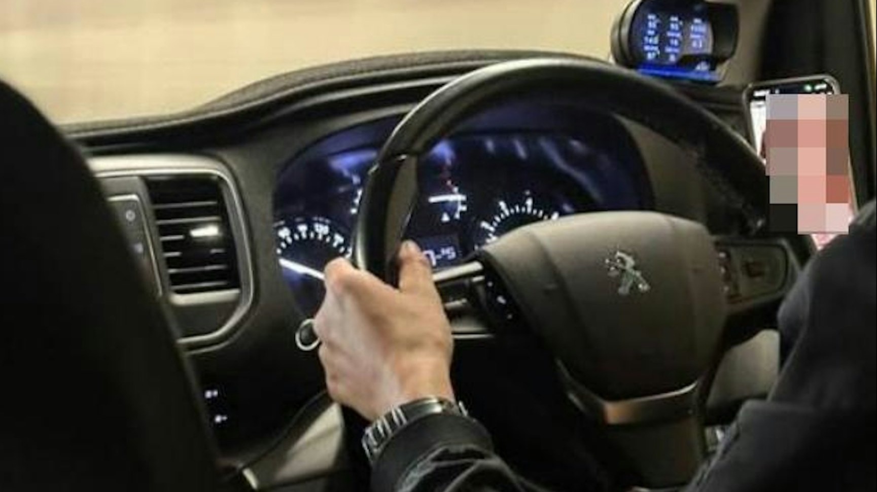 震驚！Uber司機載客途中竟公然播「成人影片」？乘客目擊揭發引爆網民怒火！