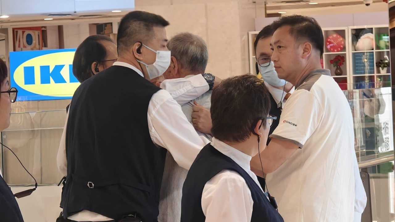 74歲屯門老翁照顧病妻不堪壓力商場企跳!地盤工摘野莓觸電亡!揭梅窩燈柱十年無檢查!