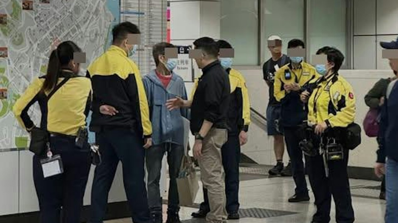 飛機大叔擅自調位發難狂鬧,被航警押走!港鐵阿叔濫用$2斷正被五人包圍!