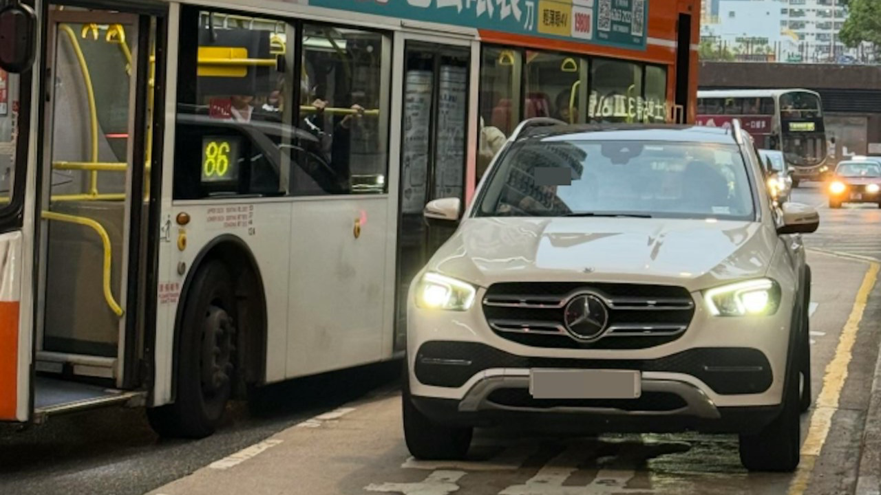Benz女違泊舉中指挑釁！九巴司機絕招KO｜工廈男掟未熄煙頭落街！宏福苑起不了作用！