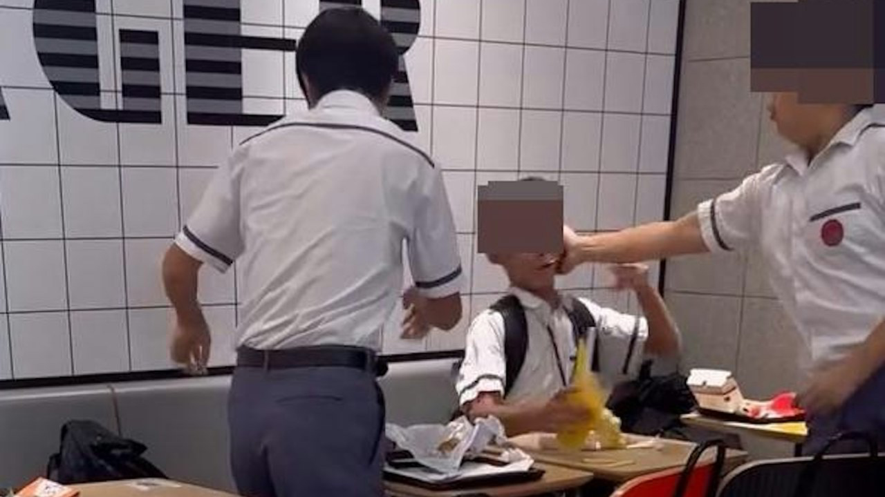 麥當勞二打一、淋橙汁、大力掌摑|欺凌者無恥扮受害人!阿叔一招KO