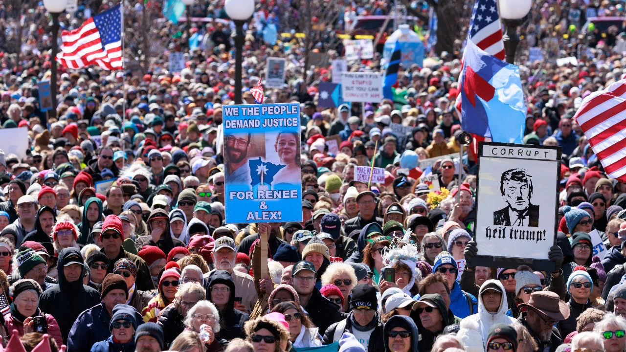 史上最大示威!聯邦執法人員槍殺公民!800萬人怒吼「No Kings」!特朗普支持率跌至36%,中期選舉將改寫美國命運?