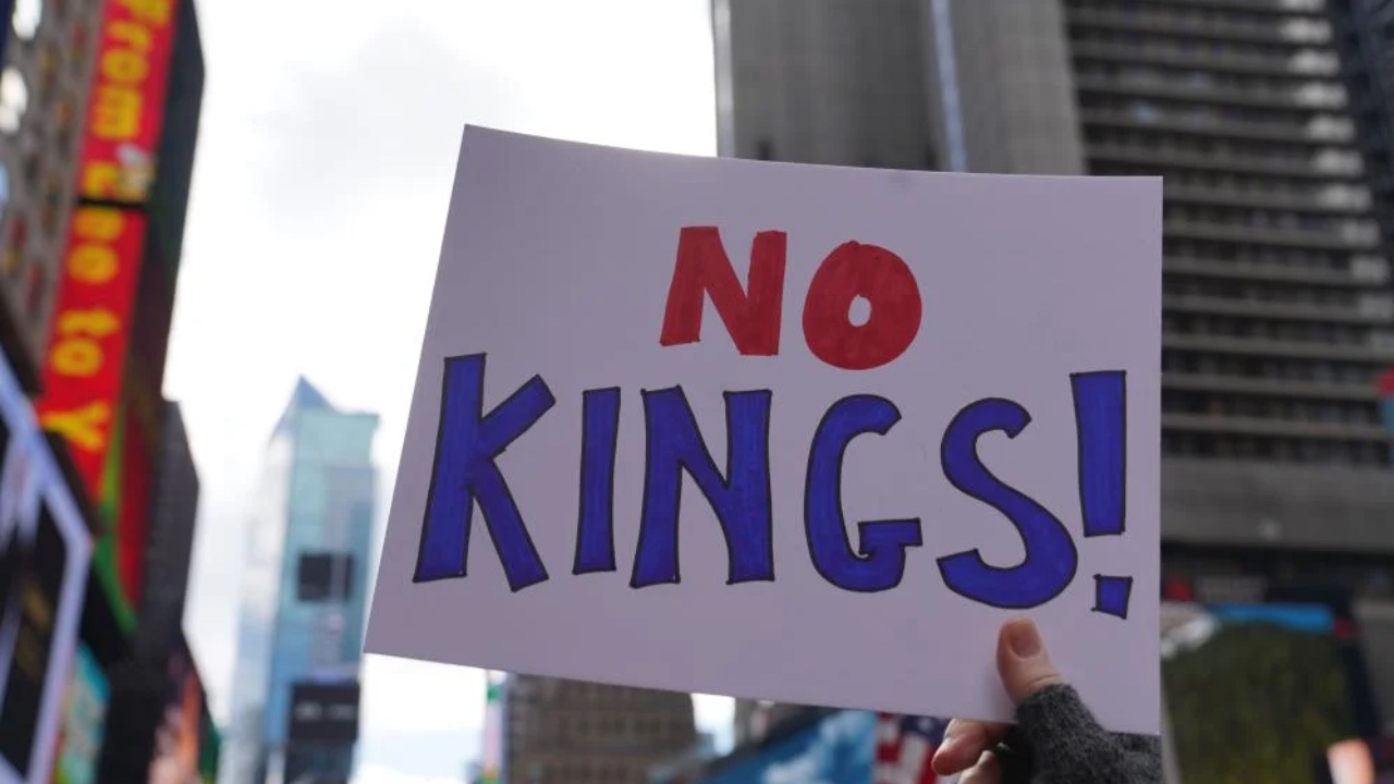 特朗普時代的動盪：900萬人上街抗議，MAGA運動內鬥與白宮法律策略