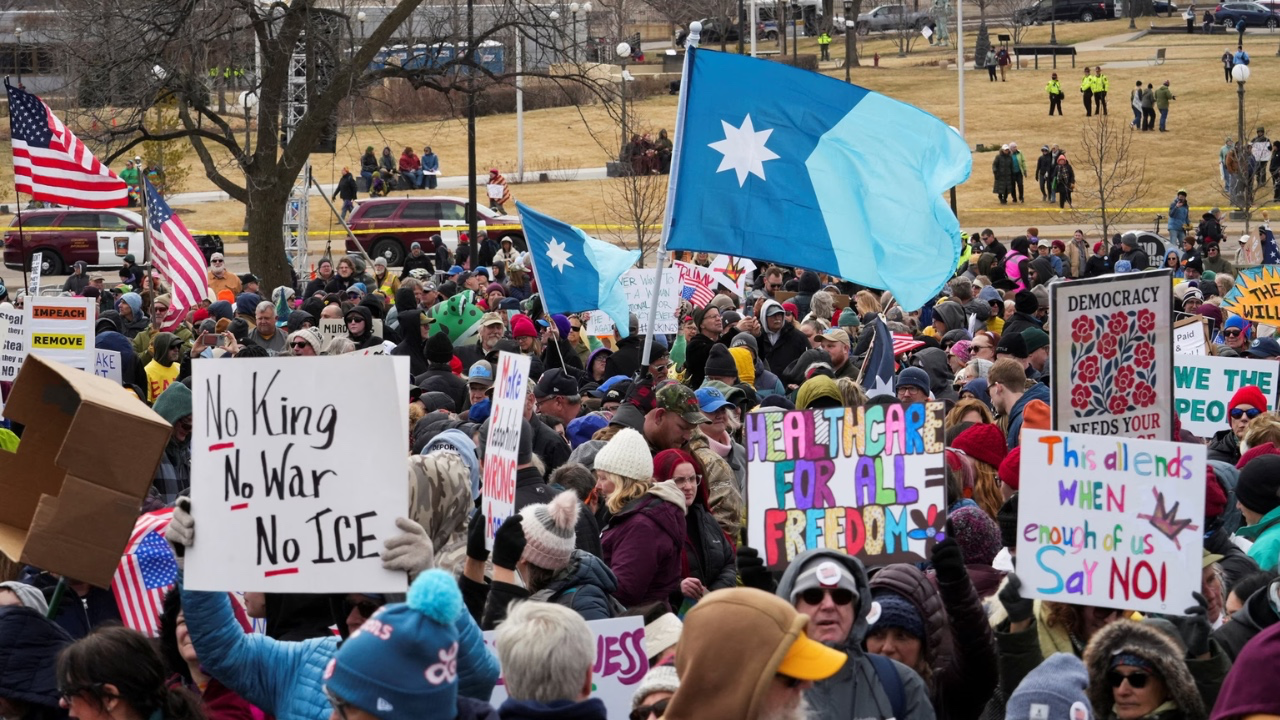 「不要國王」浪潮席捲美國:街頭怒火與歐洲經濟困局的西方雙重壓力