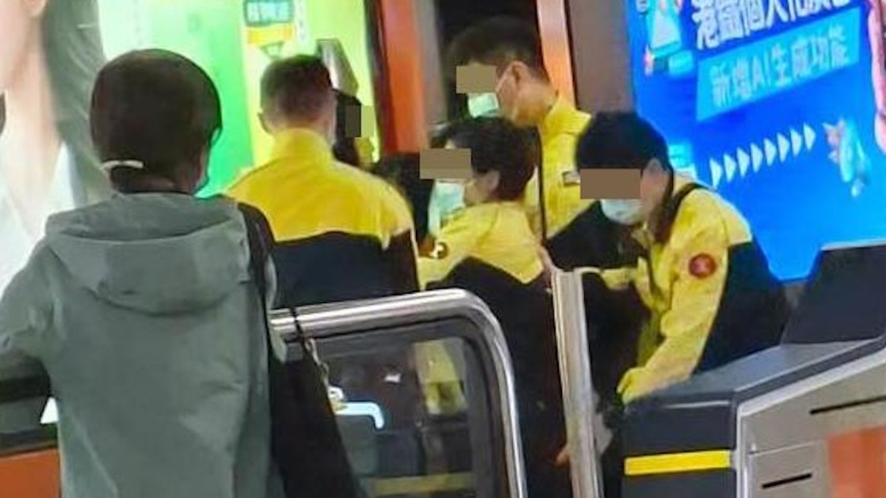 荔枝角港鐵母子跳閘逃票斷正爆大鑊！小朋友爆喊，家長用細路用擋箭牌？