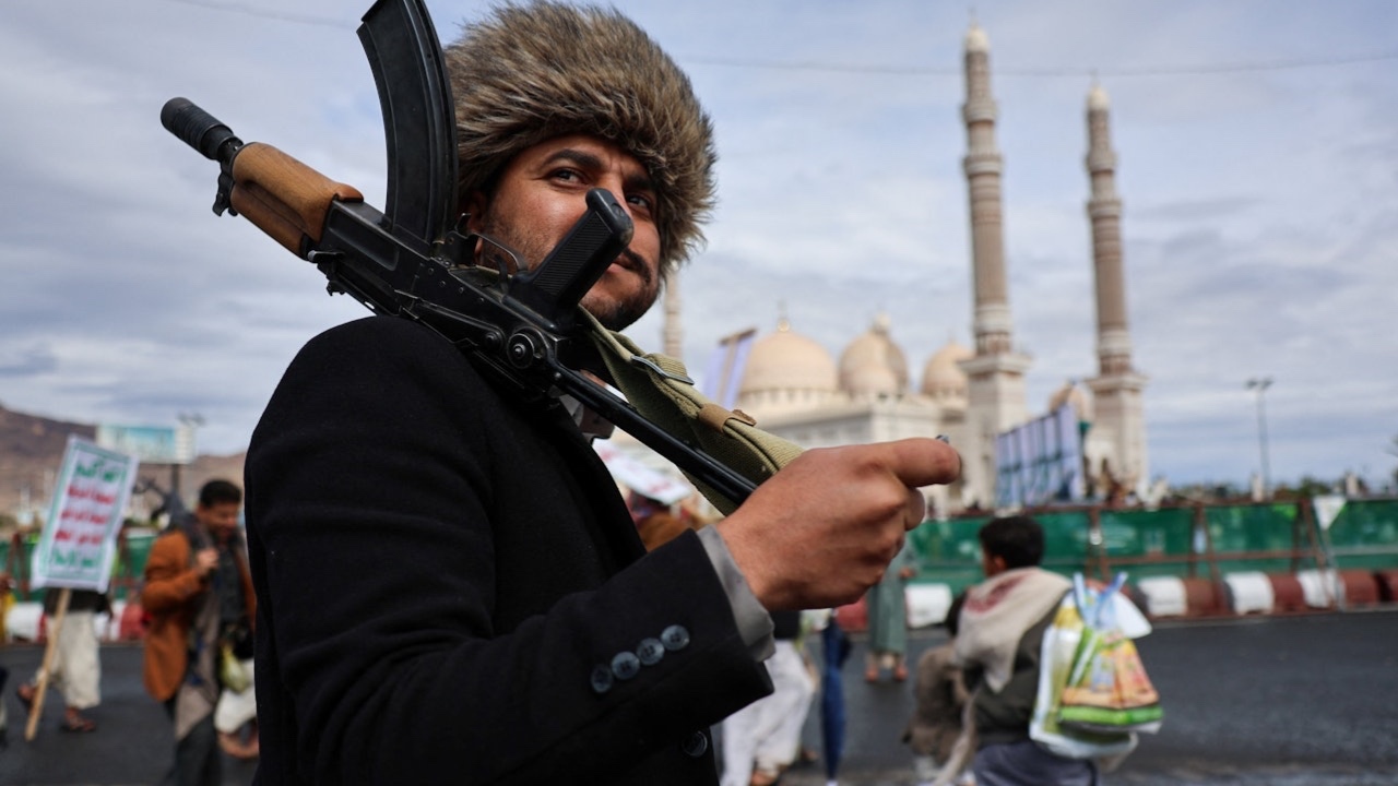 胡塞正式參戰！中東戰火殺入紅海？卡死兩大海上咽喉！全球航運油價一齊爆煲！