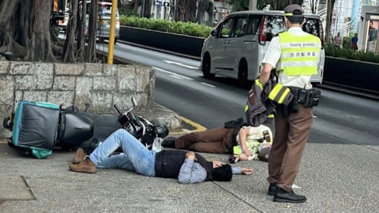抄牌要攞命？南亞裔電單車手涉違泊，交通督導員抄牌被車撞當場倒地