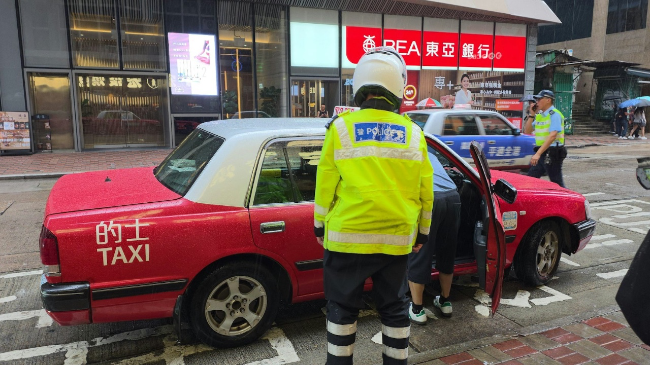 中環皇后大道中男途人遭的士撞倒一度昏迷 警方調查意外成因