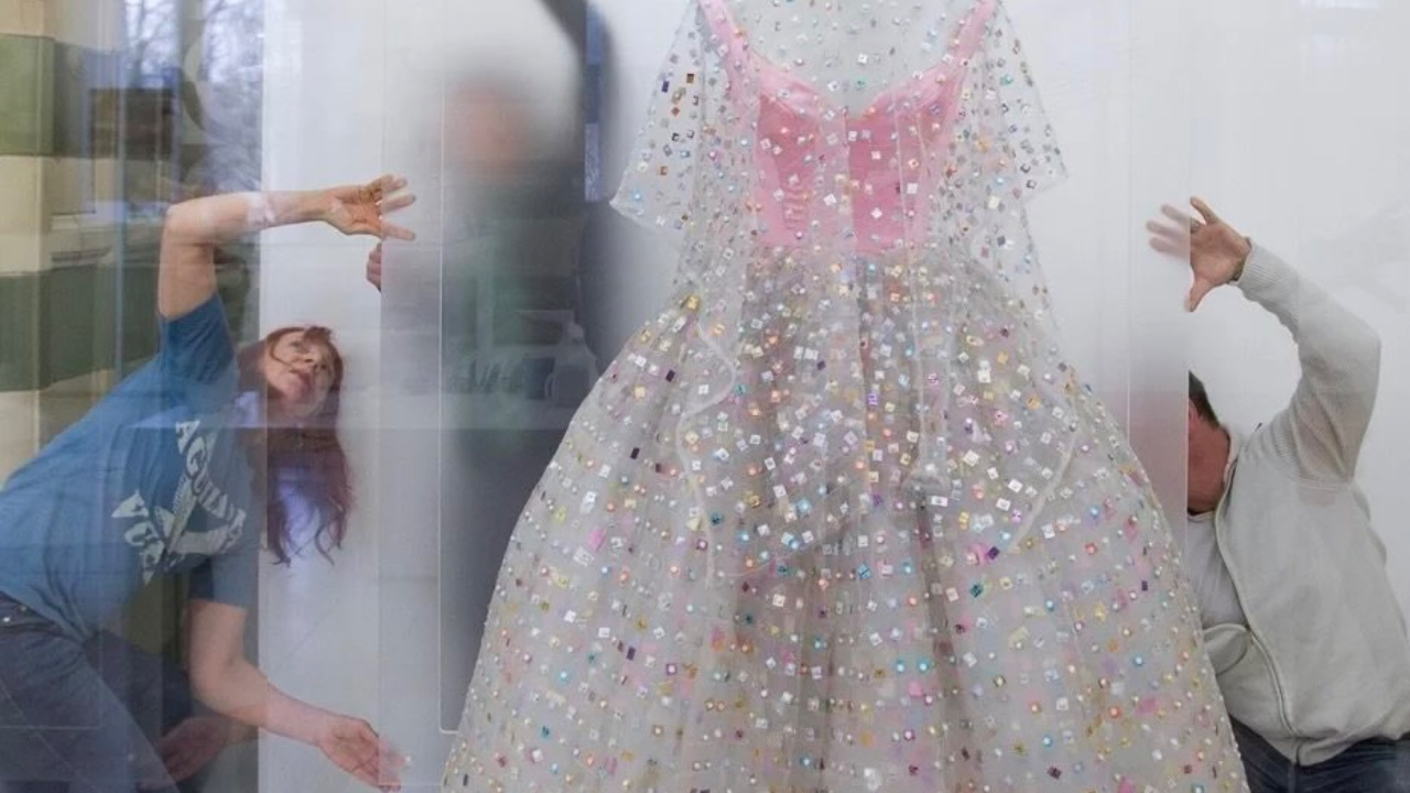 當代恐怖片！英國藝術家用6279顆避孕藥製作婚紗視覺化女性一生服藥負擔