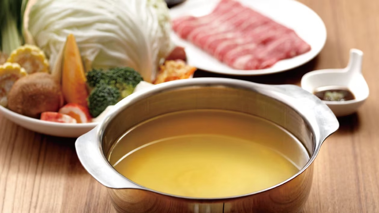 廚師踢爆火鍋店湯底驚天內幕!濃縮粉末沖水扮現熬高湯,食完一身味