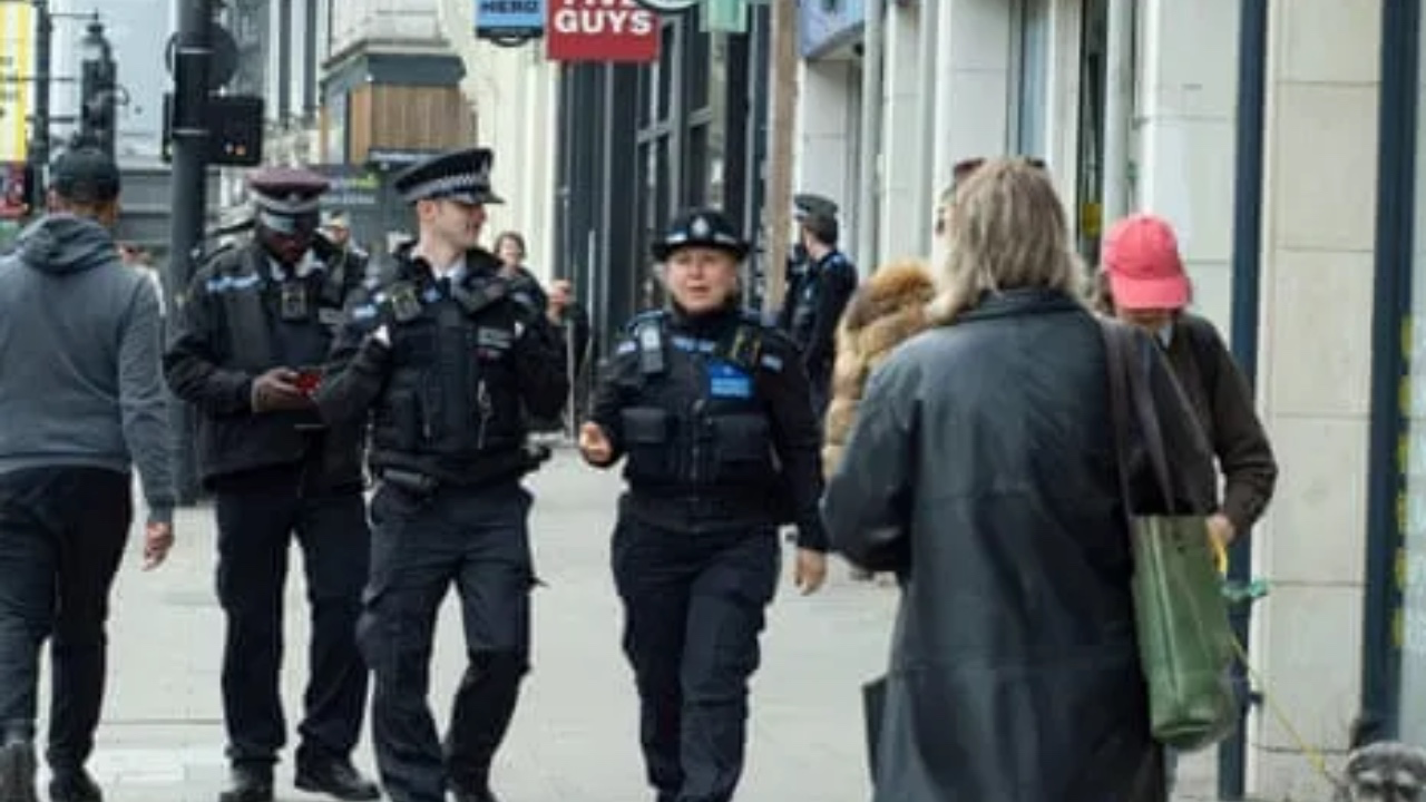 英國街頭突然失控!過百青年衝舖搗亂!警察真係束手無策?