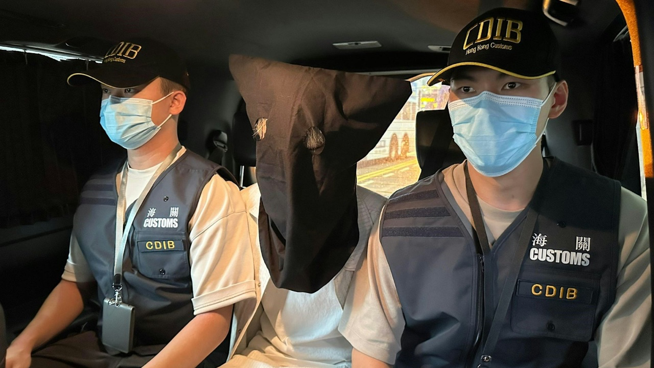 海關拘大馬男藏海洛英|20歲檳城青年機場被捕手提行李藏290萬港幣毒品