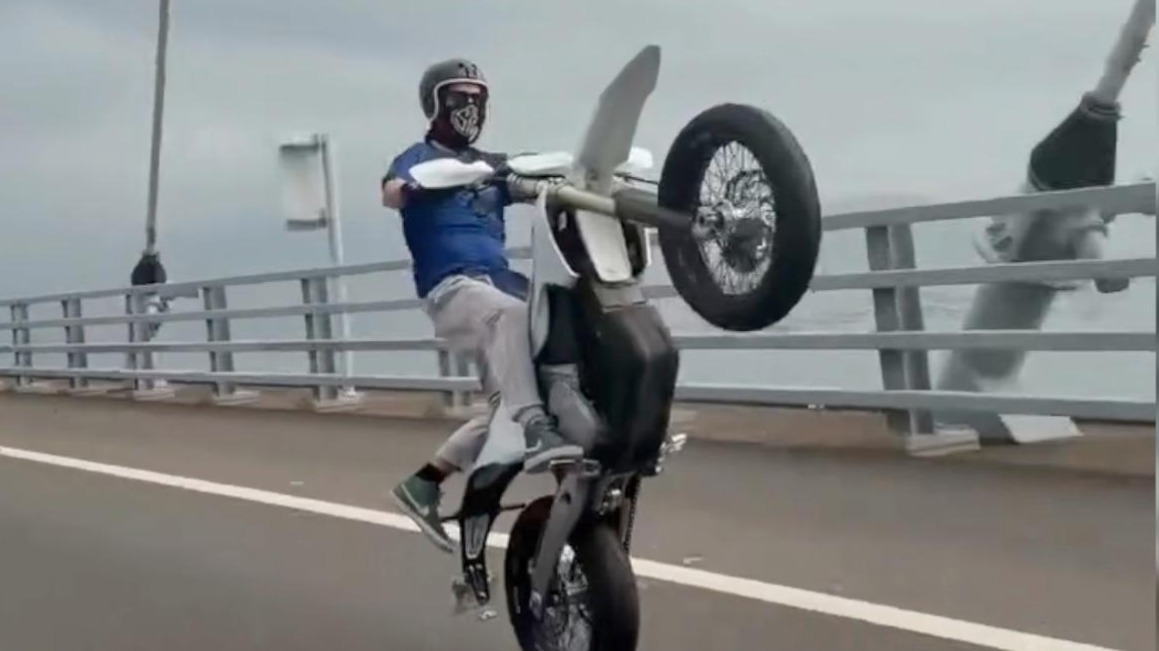 外籍鐵騎士昂船洲大橋玩後輪花式「炸街」，車牌甩脫被交通警截停——香港道路安全的警號