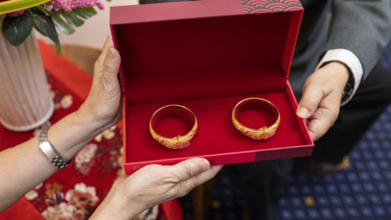 新娘未派帖,開口叫朋友先送金器!人情仲要另計!全民怒轟結婚定收數?