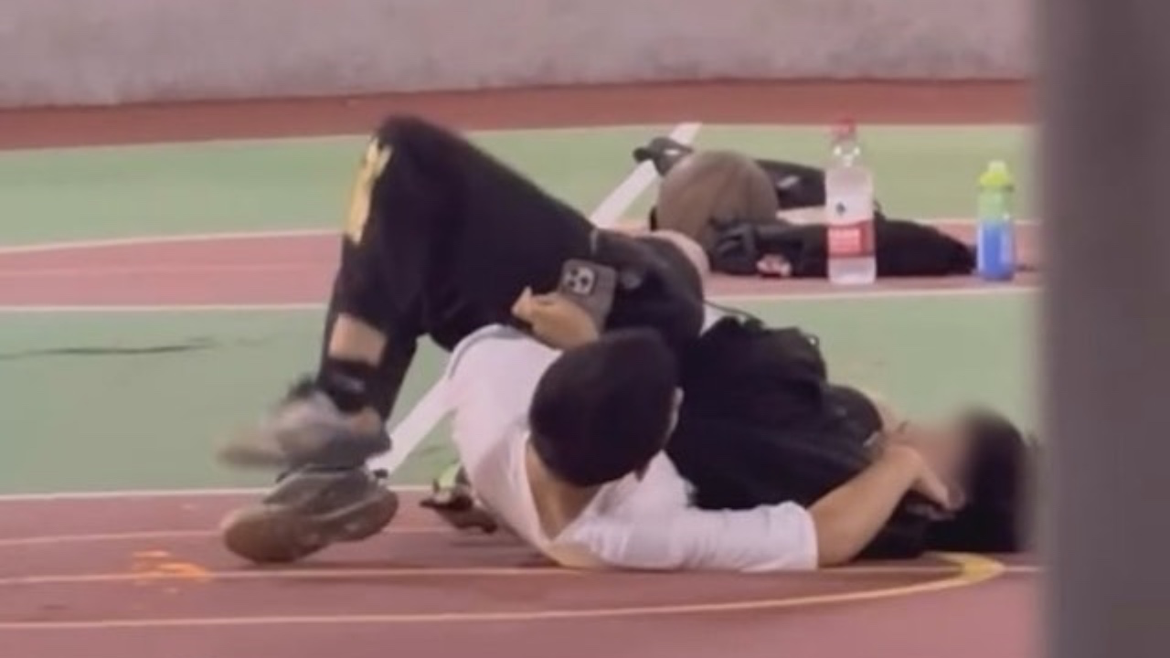 秀茂坪球場變戰場!蝴蝶刀指頸 VS 鐵蓮花反擊!少年帶刀打波?拆解少年暴力背後真相!