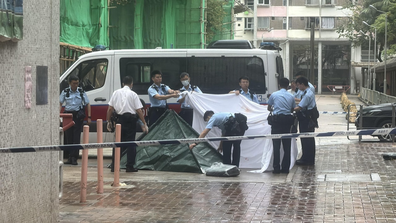 長假後的悲劇！麗閣邨57歲精神病裸男墮樓離世！患者六成唔願求助，輪候兩年先有醫生睇？