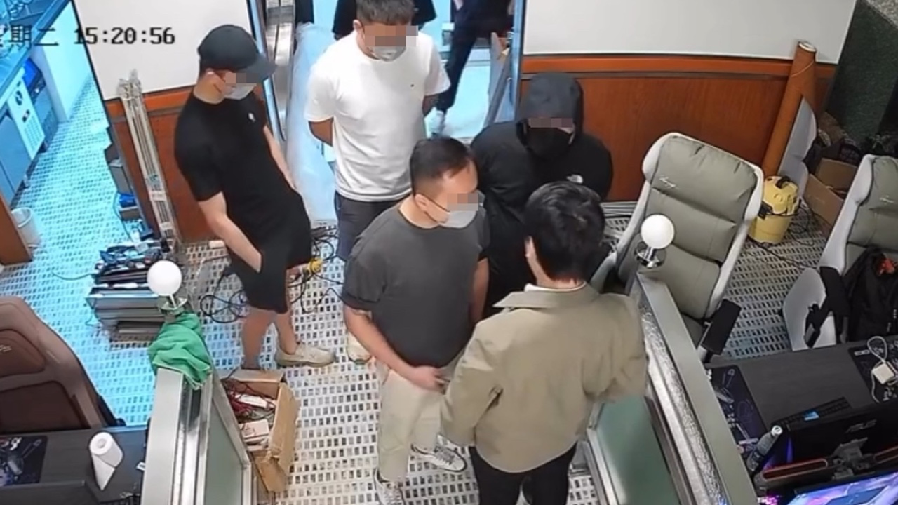 元朗南邊圍勢力被點名？元朗試業網吧遭收陀地再淋紅油！反三合會拘三人，疑涉和勝和「牛屎飛」