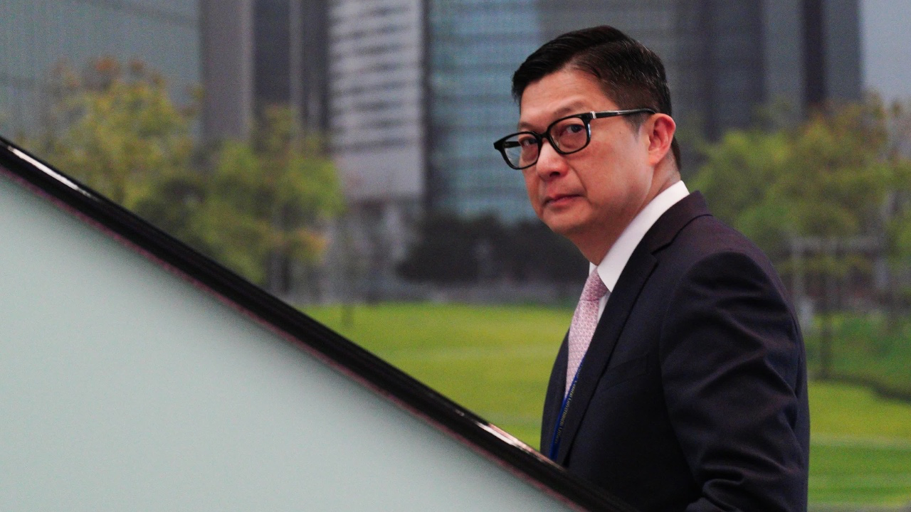 鄧炳強拒列「禁書清單」，會「便利犯法」？政府無責任解答，引爆出版界寒蟬效應！