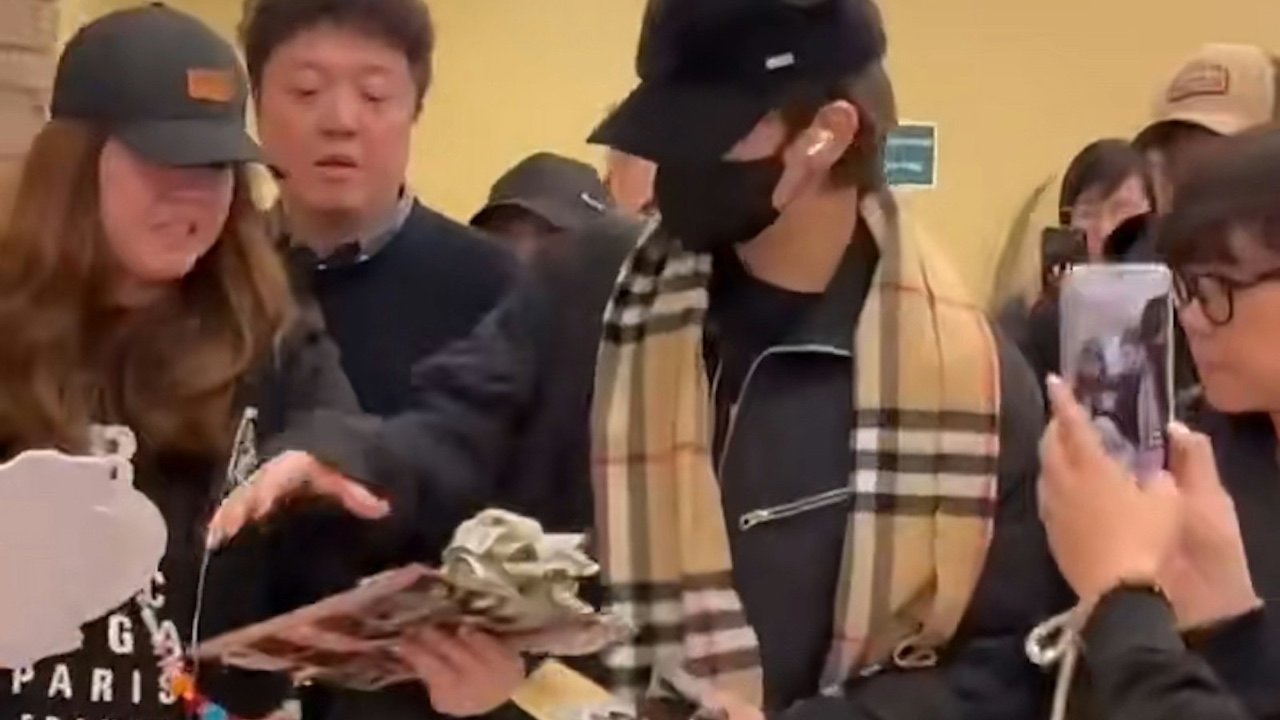 姜糖無愛錯人!姜濤拒收美金花只收信,再證人品!機場大叫粉絲快啲走,暖到破防!