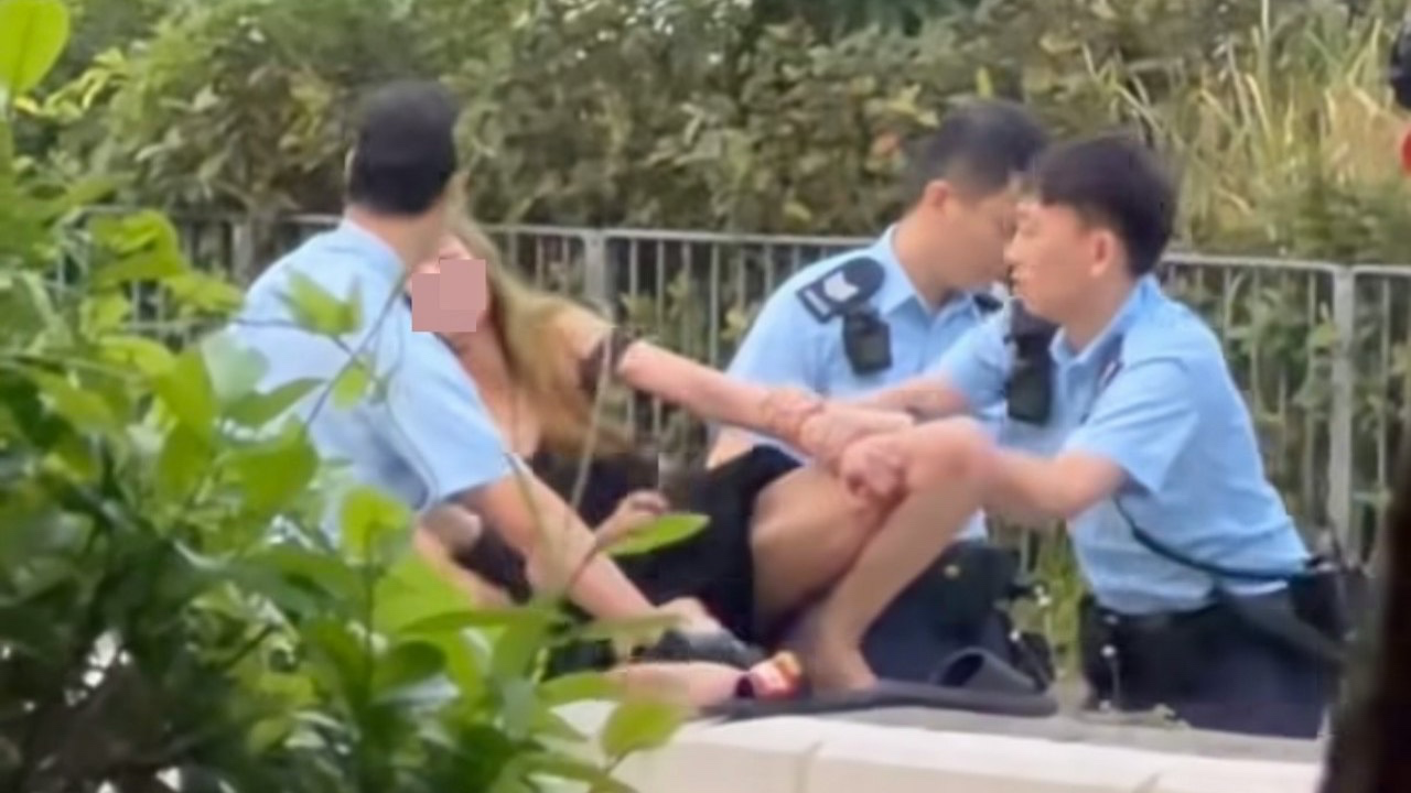 青衣金髮奇女子馬路失控欄車大鬧！警民合力制服！精神紊亂定吸毒？