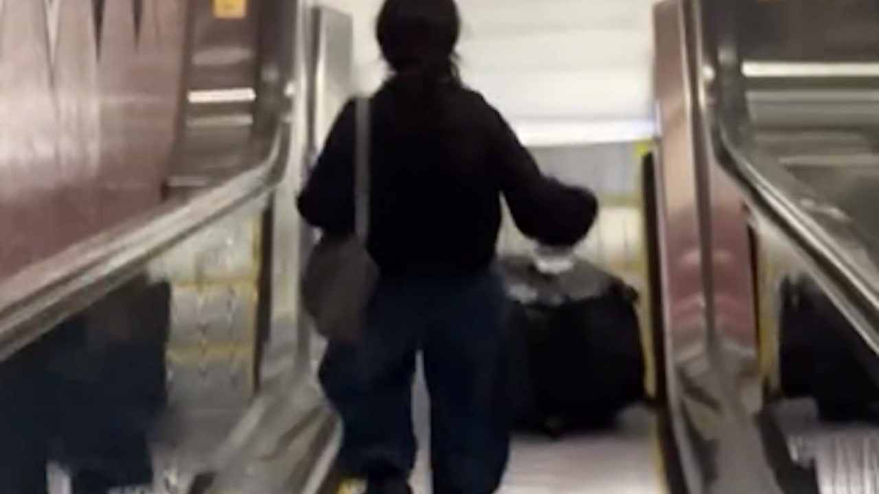 玩手機玩出禍！紅磡站行李失控！行李沿長電梯直碌到底，險釀大禍！