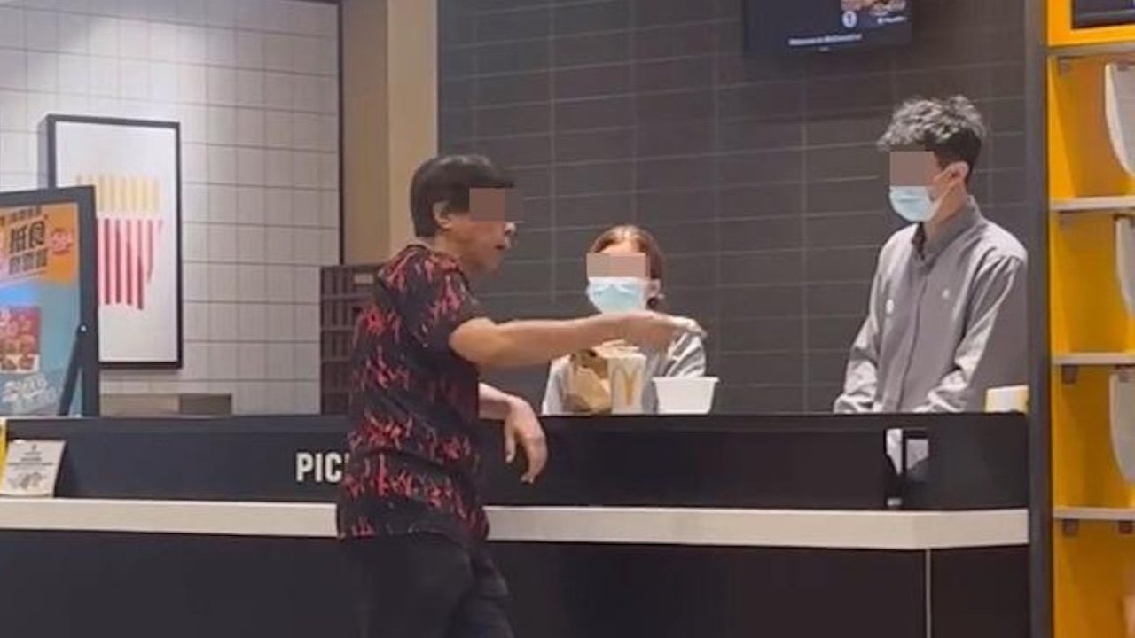 麥當勞「蘋果批之亂」，大叔打機輸咗發爛渣！要求「重新炸蘋果批」，女職員神級應對KO！