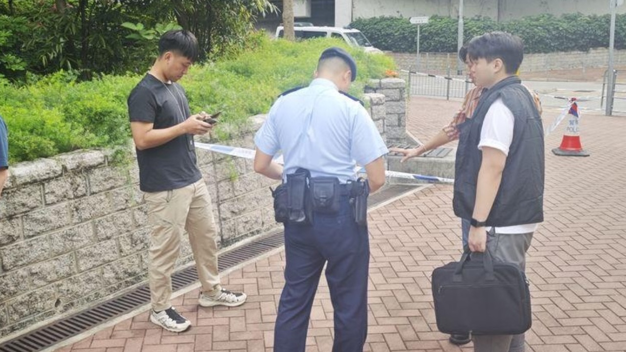 光天化日，牛頭角小巴站驚現血案！50歲婦等小巴遭狂斬，兇徒坐私家車逃去無蹤！