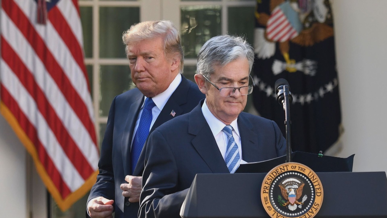 特朗普「洗橫手」突襲聯儲局！鮑威爾成「孤膽英雄」？任期到2028年堅拒屈服！