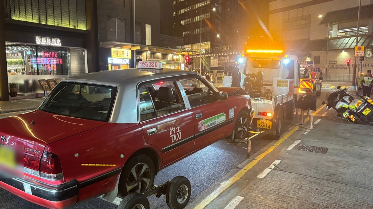 東區走廊4車串燒後再出事！警察電單車調查期間遭的士撞倒！