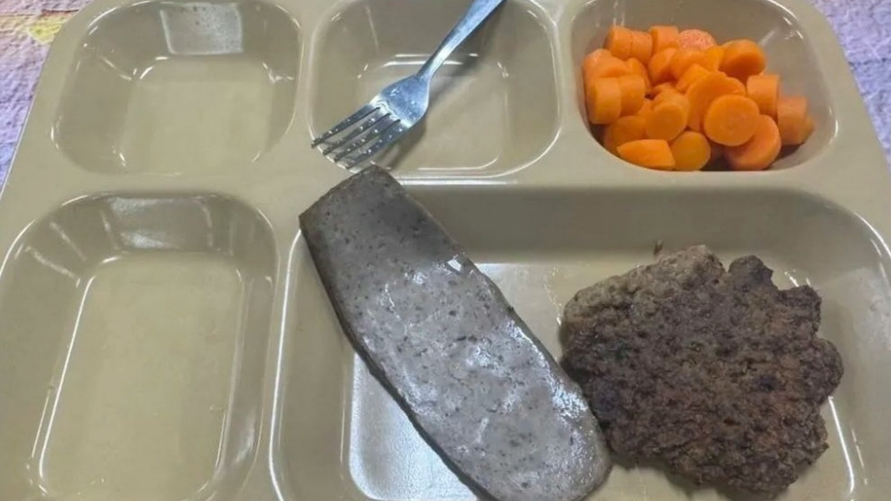 【萬億軍費去哪兒？】美軍艦餐盤只有碎肉絲？中東前線士兵食物短缺！士氣瀕臨崩潰！