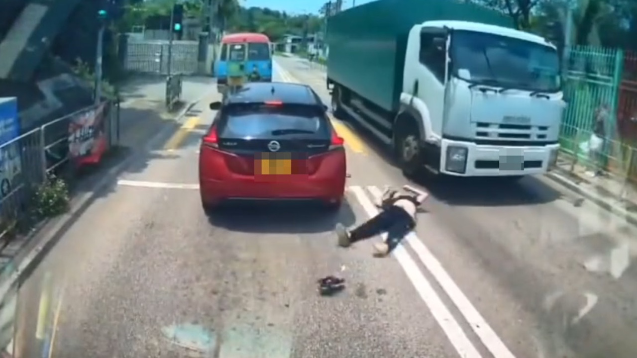 新田男子衝紅燈，捐車罅過馬路！被貨車撞飛再反彈！貪快差點送命！